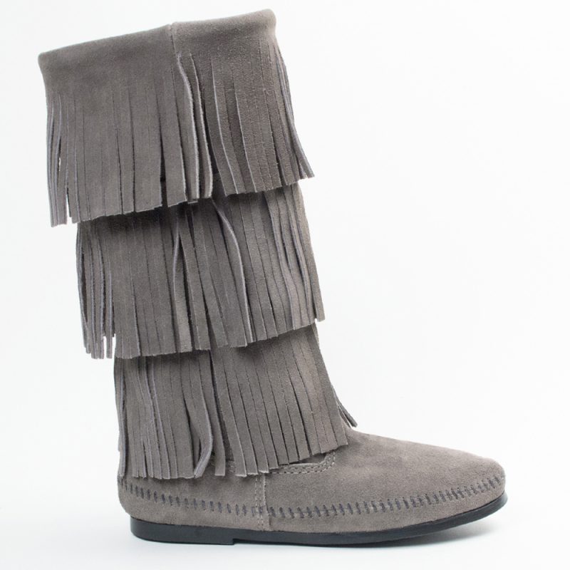 Graue Minnetonka Damen Stiefel 3-Layer Fringe Boot Graue Damen Schlupfstiefel mit Fransen aus Wildleder