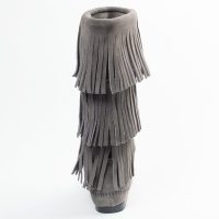 Graue Minnetonka Damen Stiefel 3-Layer Fringe Boot Graue Damen Schlupfstiefel mit Fransen aus Wildleder