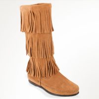 Minnetonka Damen Stiefel 3-Layer Fringe Boot in Taupe Damen Schlupfstiefel mit Fransen aus Wildleder in Taupe