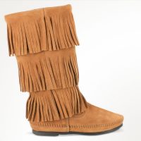 Minnetonka Damen Stiefel 3-Layer Fringe Boot in Taupe Damen Schlupfstiefel mit Fransen aus Wildleder in Taupe