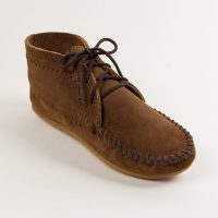Dunkelbrauner Damen Mokassin von Minnetonka Schlichter Minnetonka Damen Mokassin mit Schnürung