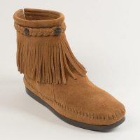 Damen Fransen Booties mit Conchos in beige Minnetonka Fransen Booties für Damen mit Conchos