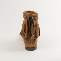 Damen Fransen Booties mit Conchos in beige Minnetonka Fransen Booties für Damen mit Conchos