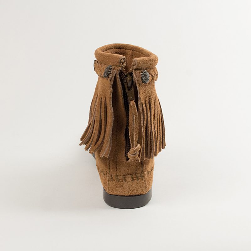 Damen Fransen Booties mit Conchos in beige Minnetonka Fransen Booties für Damen mit Conchos