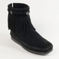 Minnetonka Damen Booties in schwarz mit Fransen und Conchos Schwarze Fransen Booties für Damen von Minnetonka