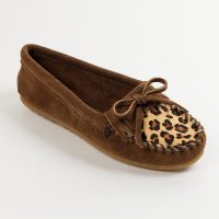 Braune Minnetonka Damen Mokassins mit Leo Print Minnetonka Damen Mokassins mit Animal Print