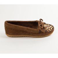 Braune Minnetonka Damen Mokassins mit Leo Print Minnetonka Damen Mokassins mit Animal Print