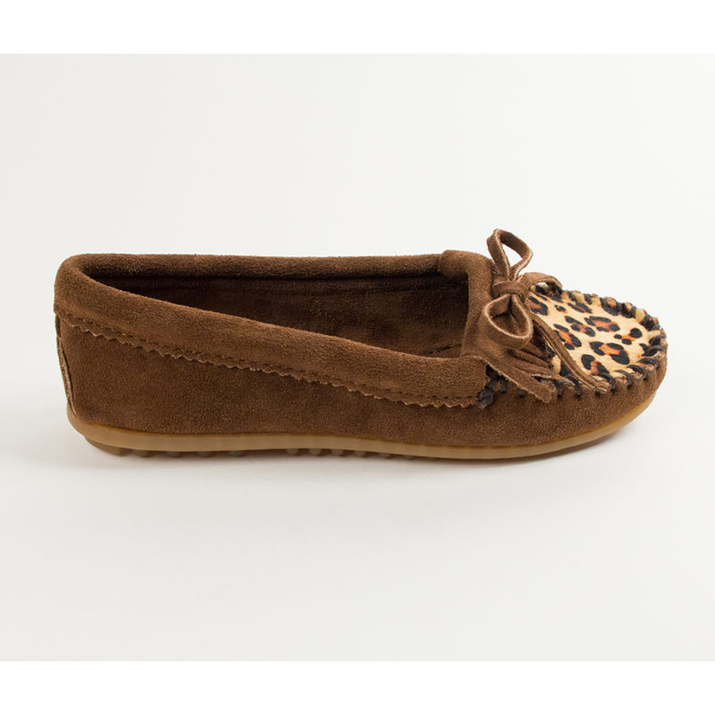 Braune Minnetonka Damen Mokassins mit Leo Print Minnetonka Damen Mokassins mit Animal Print