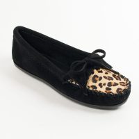 Minnetonka Damen Mokassins in schwarz mit Animal Print Schwarze Damen Mokassins mit Leo Print