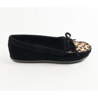 Minnetonka Damen Mokassins in schwarz mit Animal Print Schwarze Damen Mokassins mit Leo Print