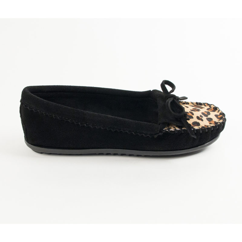 Minnetonka Damen Mokassins in schwarz mit Animal Print Schwarze Damen Mokassins mit Leo Print