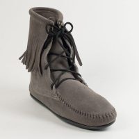 Graue Damen Fransen Booties von Minnetonka Minnetonka Tramper Boots