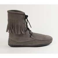 Graue Damen Fransen Booties von Minnetonka Minnetonka Tramper Boots
