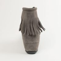 Graue Damen Fransen Booties von Minnetonka Minnetonka Tramper Boots