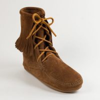 Braune Fransen Booties von Minnetonka Minnetonka Tramper Boot