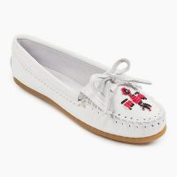 Weiße Minnetonka Damen Mokassins ThunderbirdII mit Perlenstickerei Weiße Damen Mokassins ThunderbirdII aus Glattleder